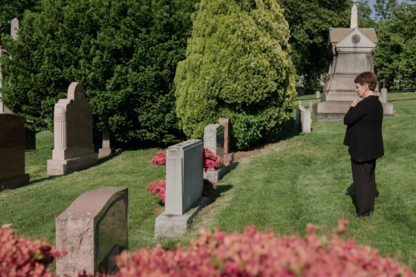 Grieving woman in cemetery (Photo: RDNE Stock Project)